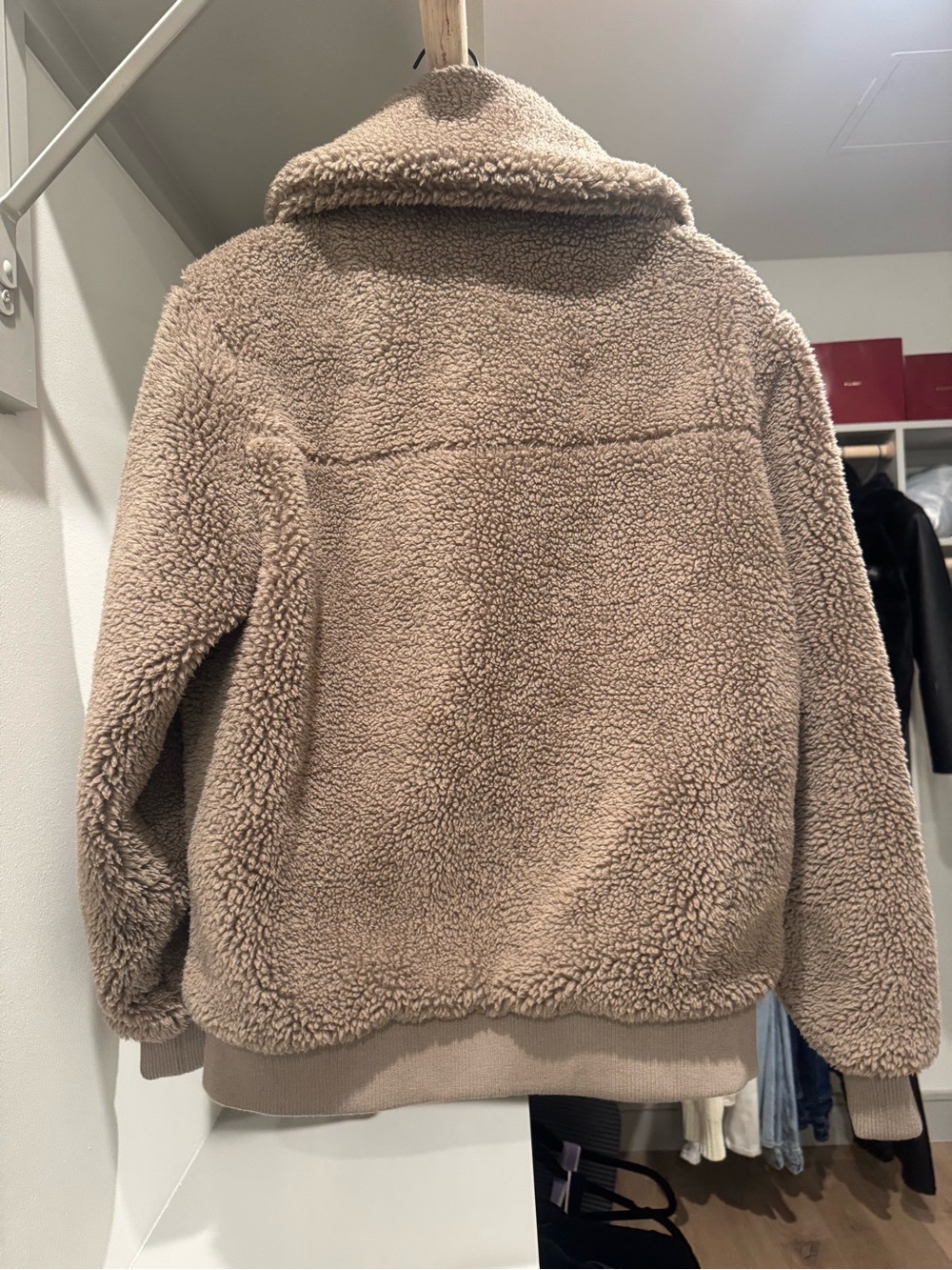 ALO Yoga Sherpa Downtown Jacket in Light Cocoa - Picture 4 of 10